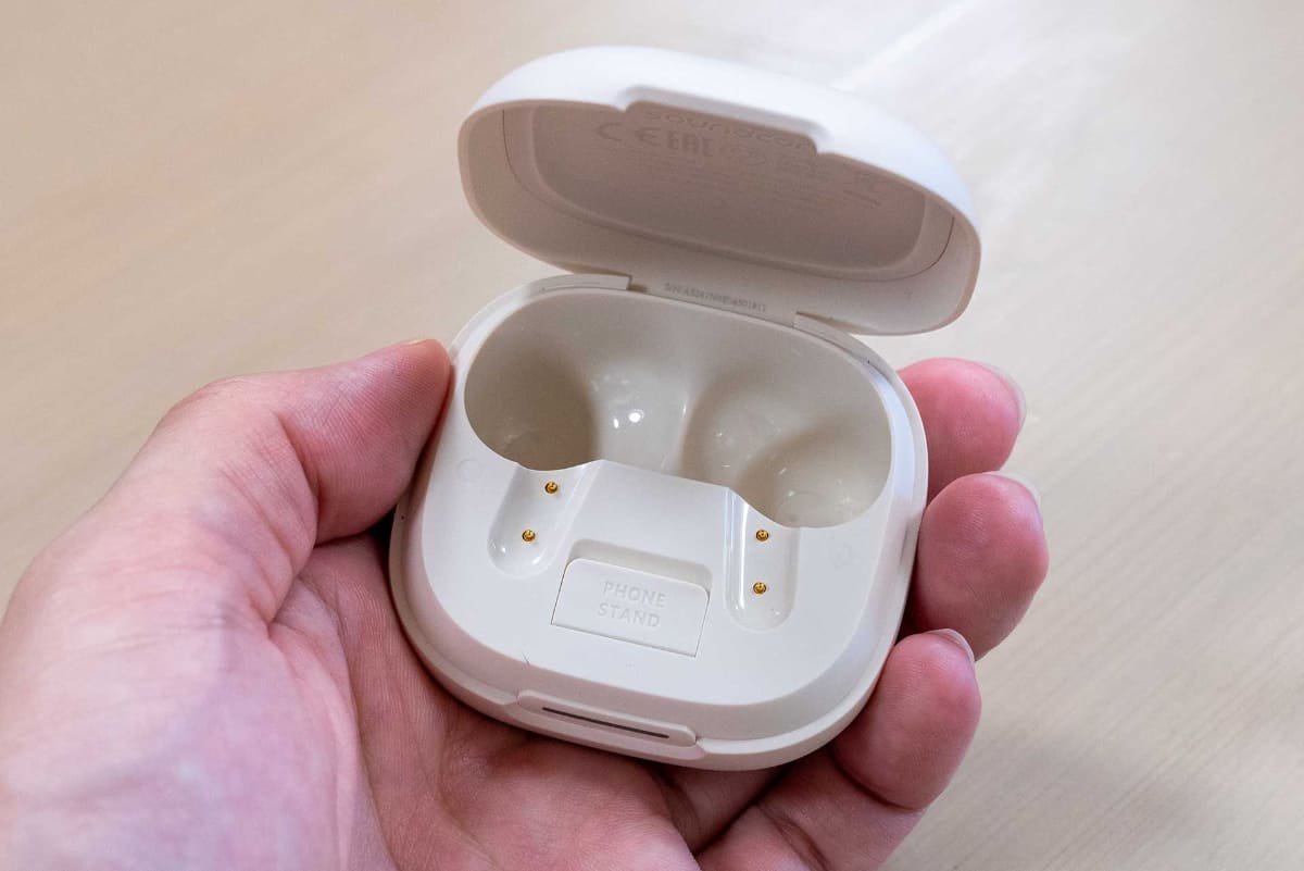 ケース内側、イヤフォン格納部の下に「PHONE STAND」と書かれたツメが用意されている