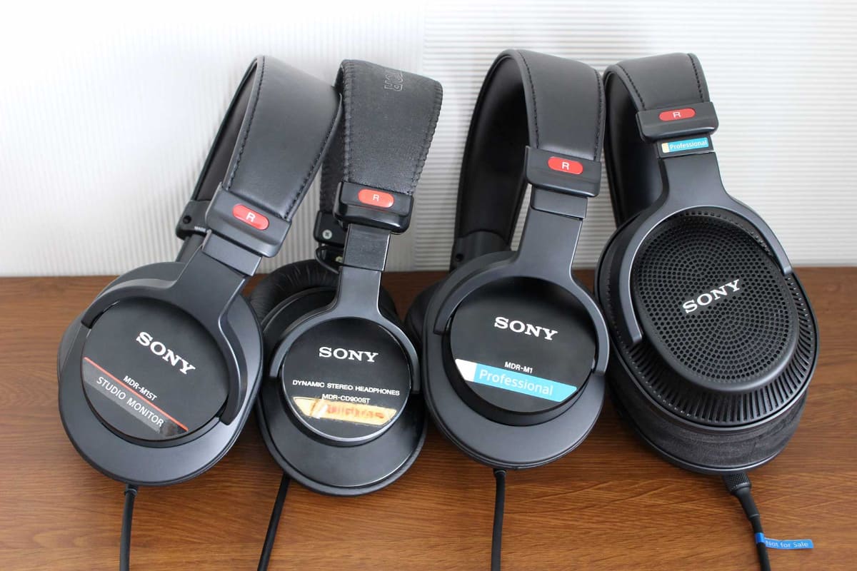 左から、MDR-M1ST、MDR-CD900ST、MDR-M1、MDR-MV1。CD900STだけ私物のため、明らかに年季が入っているのはご愛嬌