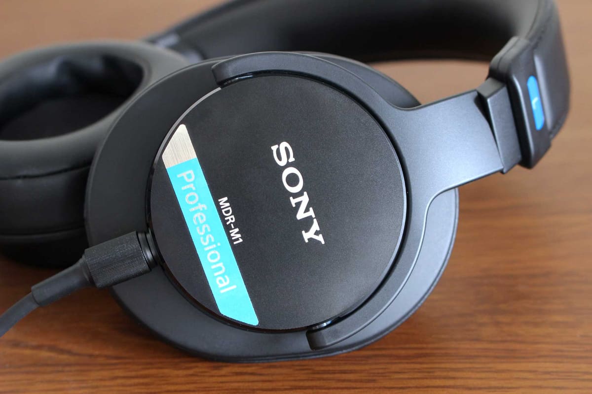 MDR-M1のイヤーカップには、青い帯に“Professional”の文字