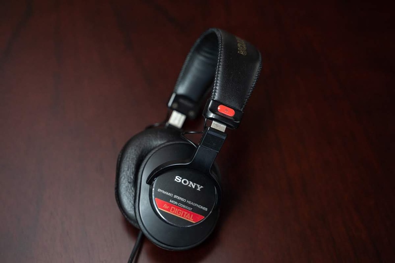「MDR-CD900ST」などにあしらわれている通称“赤帯”