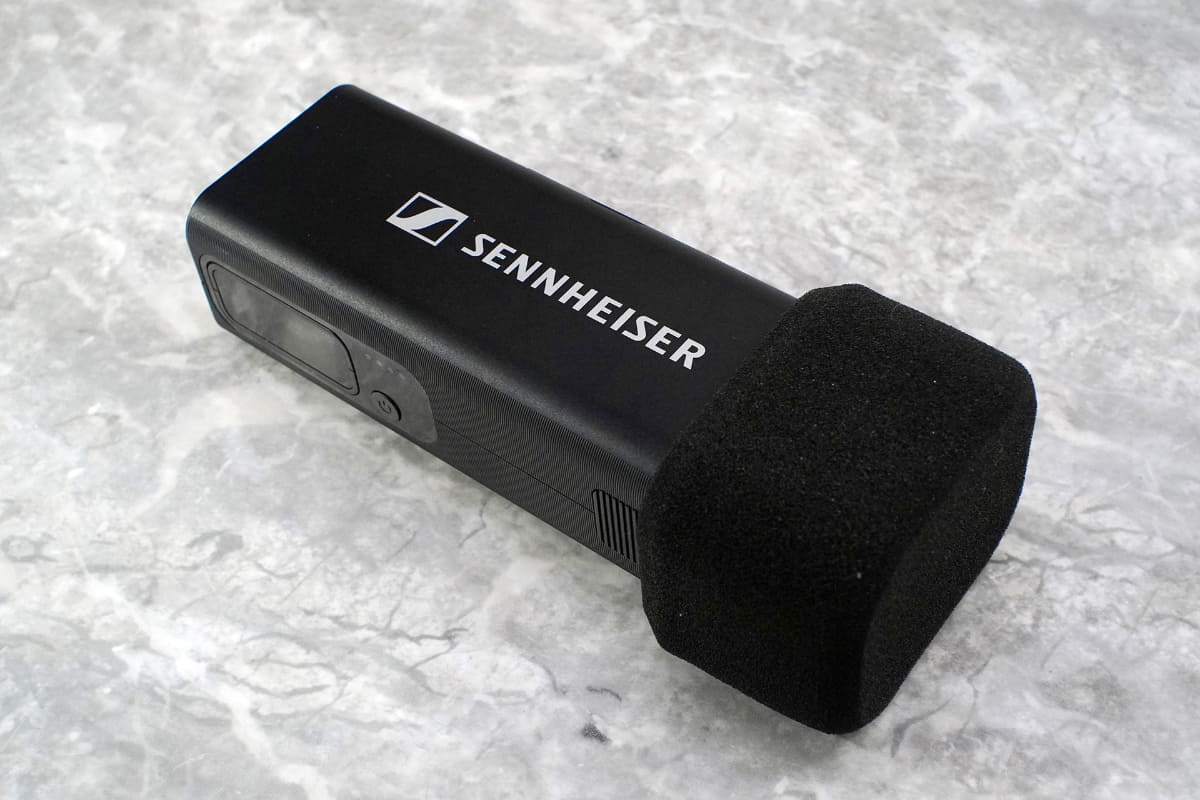 マイク側にウインドスクリーンを付けて、インタビューマイクにもなる