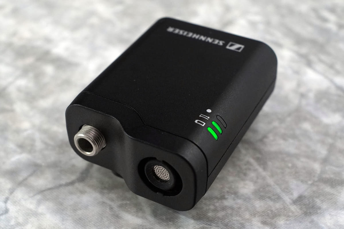 上部にマイクと入力端子