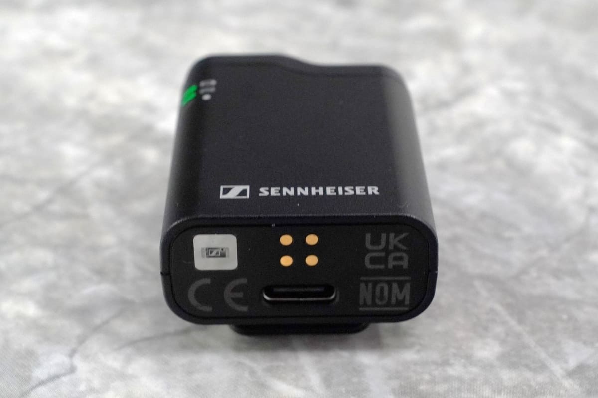 底面に充電用端子