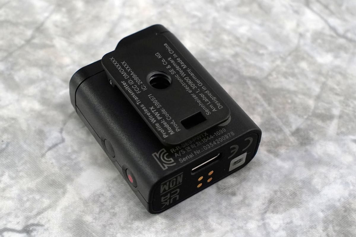 背面のクリップ。三脚穴まで備えているのはさすが