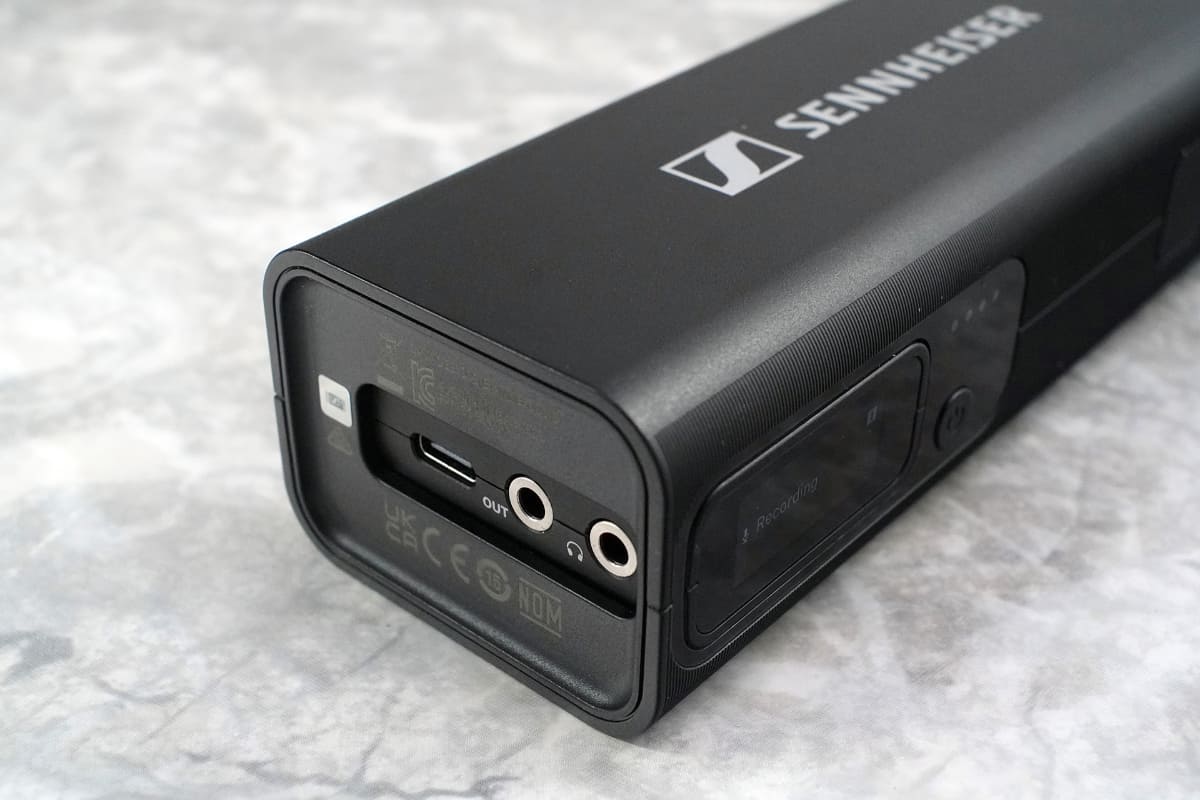 レシーバを差し込めば、クレードルのまま使用できる