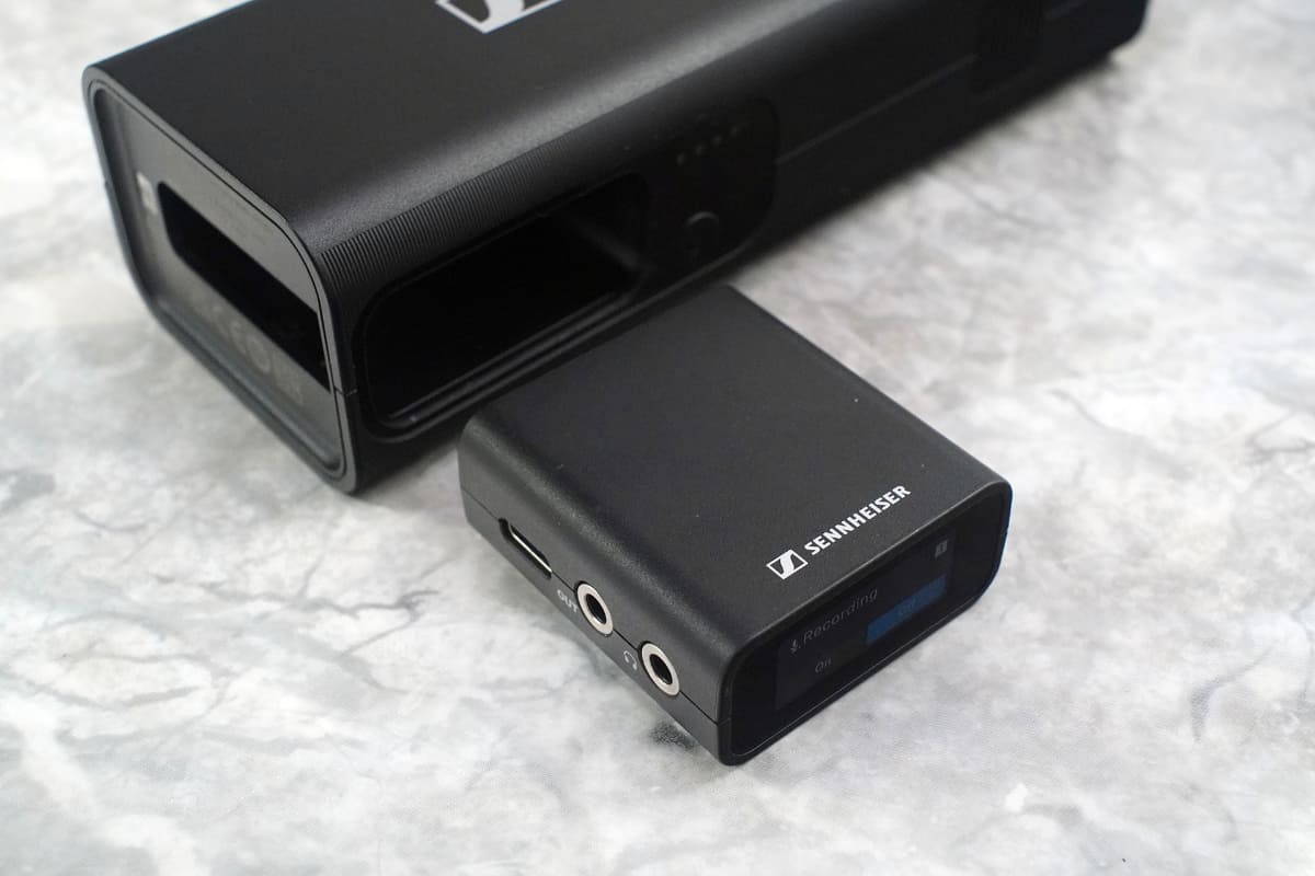 反対側にレシーバを収納