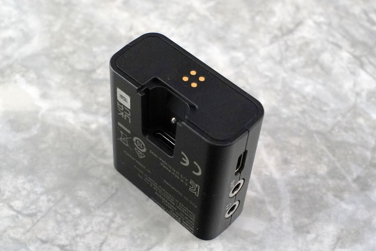 底部にもUSB端子がある