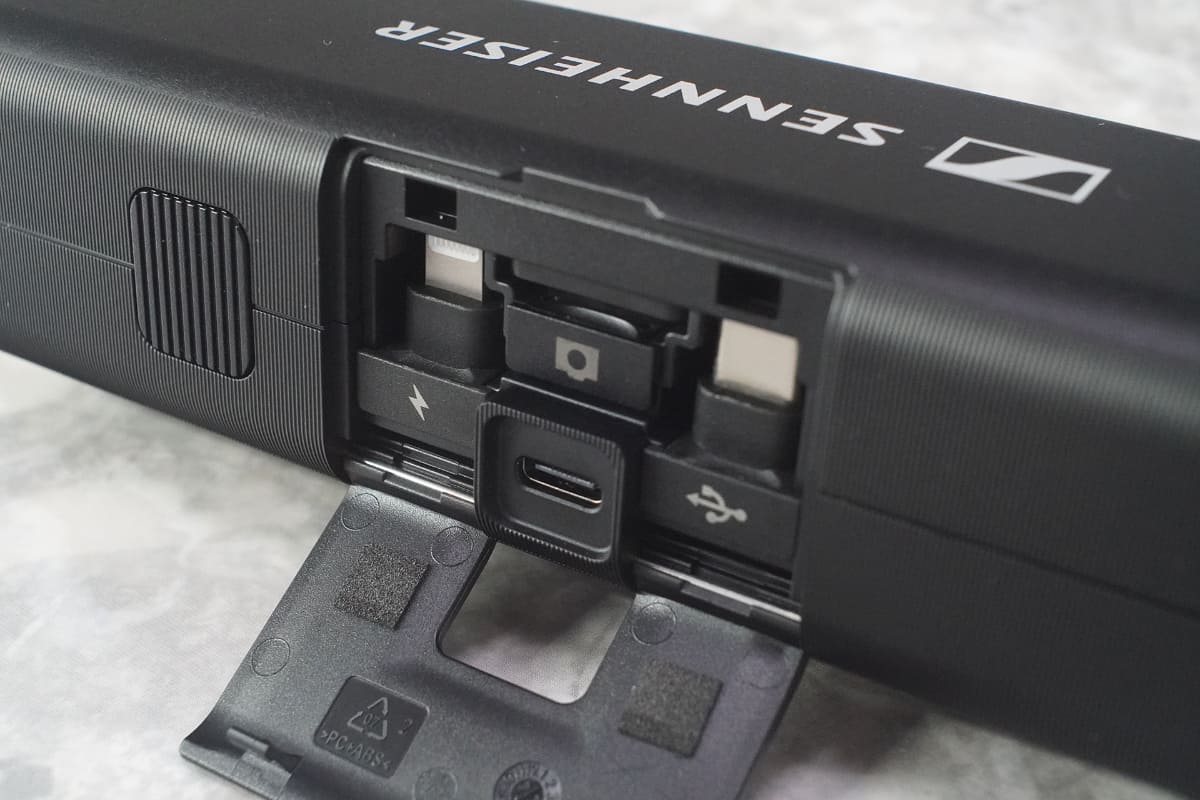 背面を開けると、3タイプのアダプタが収納してある