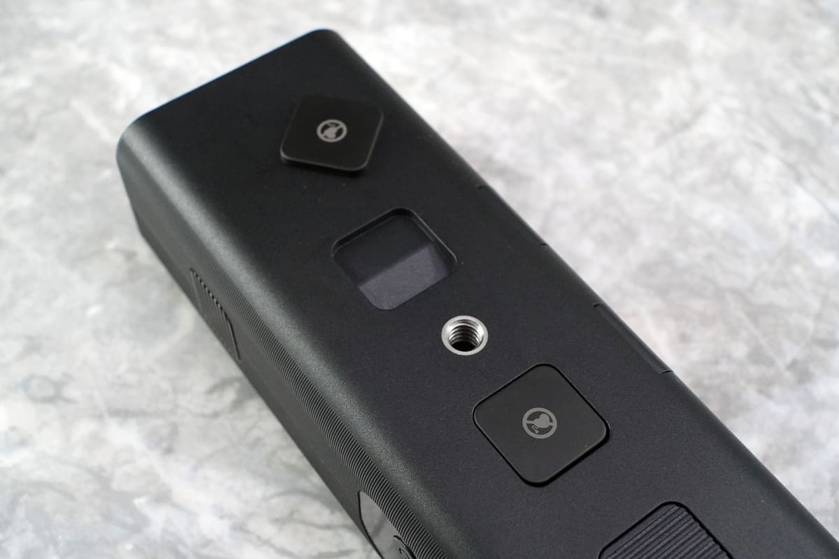 底面にはマイク装着用のマグネットも収納