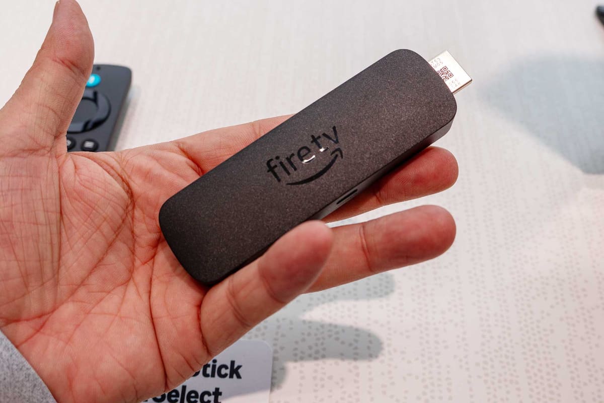 本体。外観は従来とあまり変わらず。日本発売が予定されているので技適マークもある