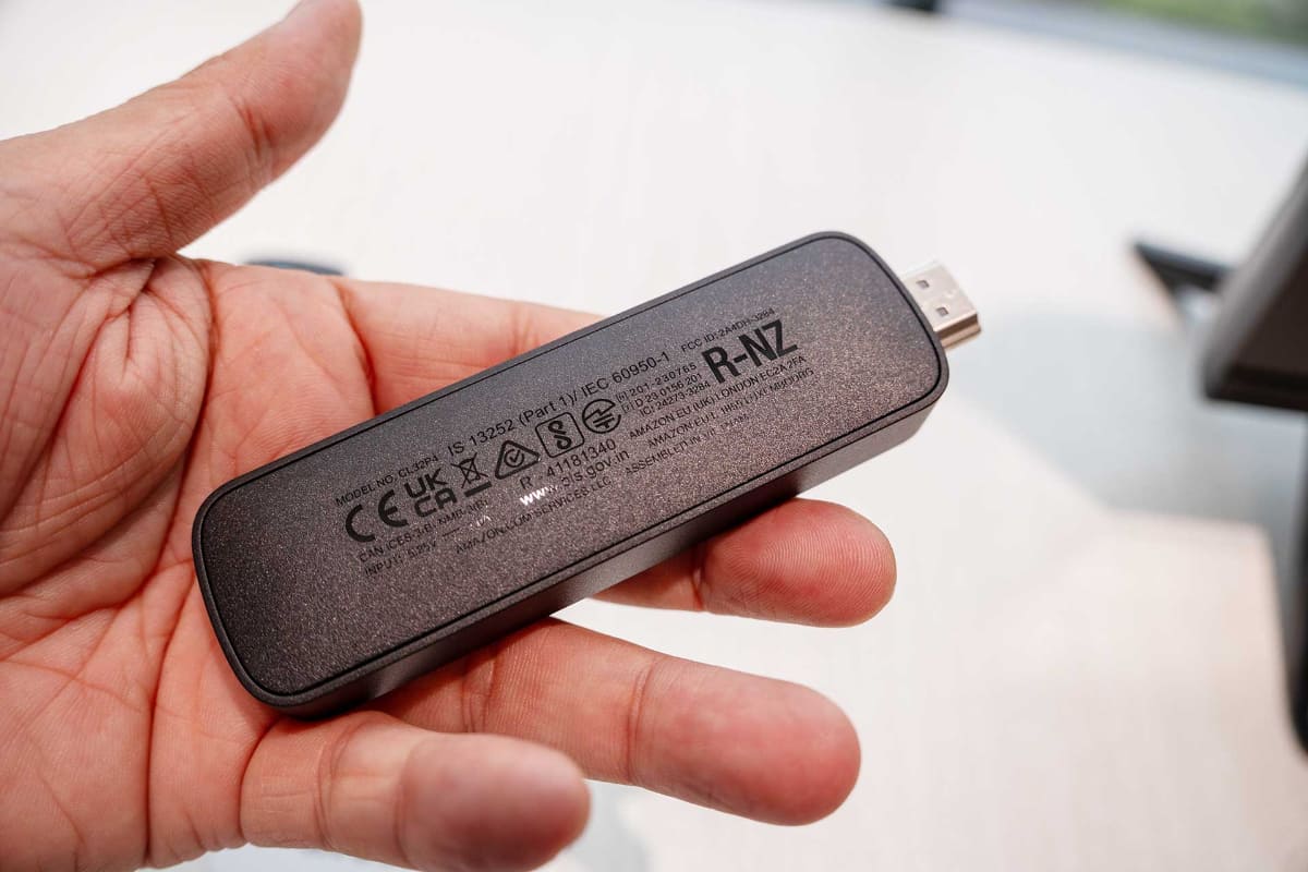 本体。外観は従来とあまり変わらず。日本発売が予定されているので技適マークもある