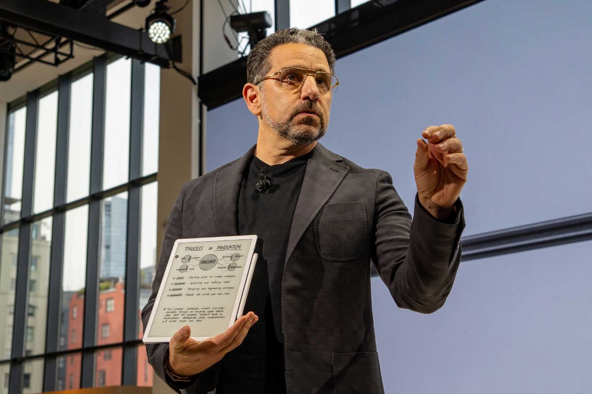 Kindle Scribeを持つパノス氏。新モデルは非常に薄い。