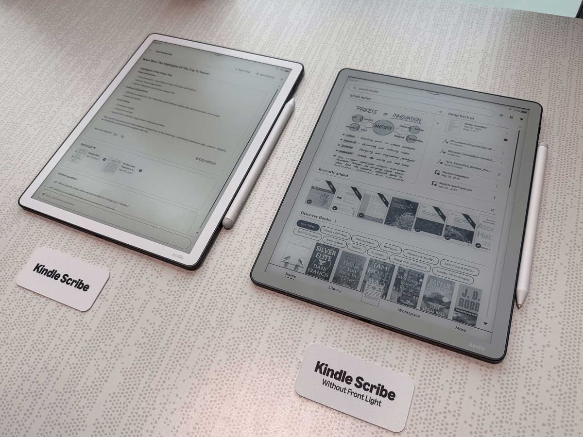 左がフロントライト付き、右がフロントライトなしのKindle Scribe
