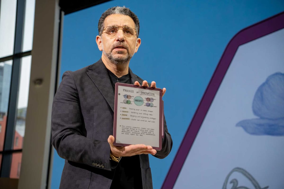 Kindle Scribe Colorsoftを持つパノス氏