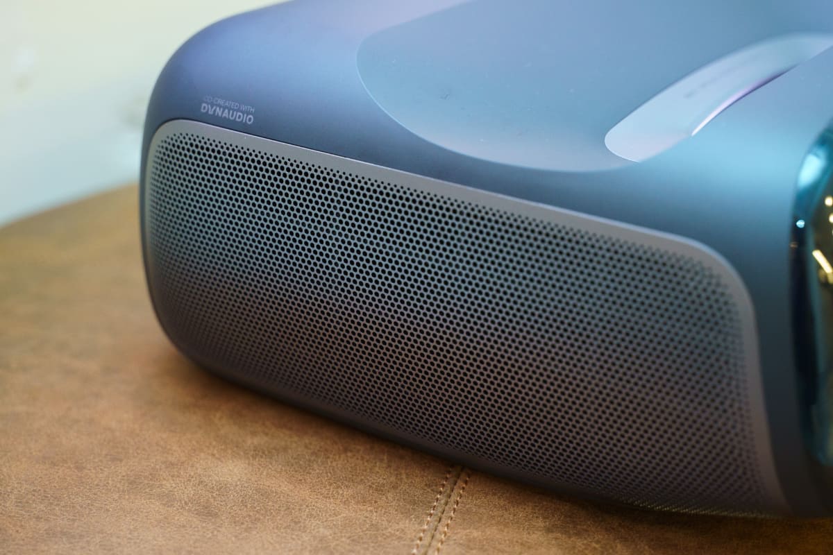 DYNAUDIO製のスピーカー10W×2基も内蔵