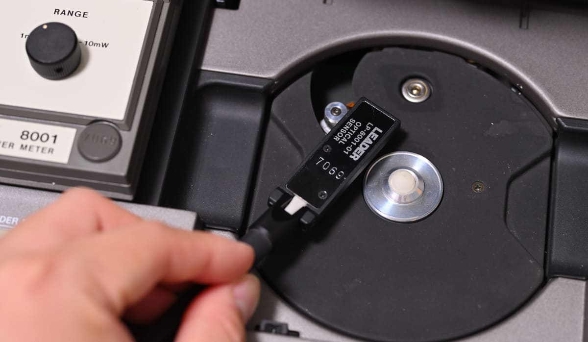 レーザーパワーメーターでレーザー出力を測定