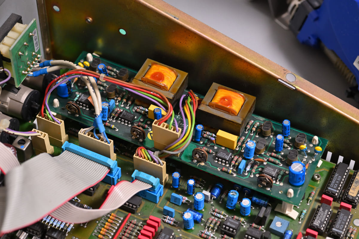 メイン基板の上に二階建てされたバランスアンプ基板。出力はトランス方式