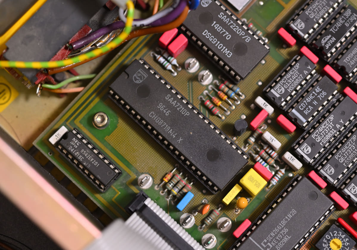 奥にある、大きなパーツがデコーダーIC