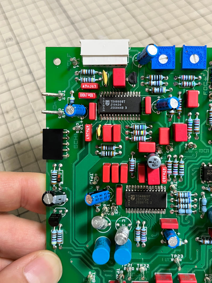 レーザーコントロール用IC。RFアンプも含まれている