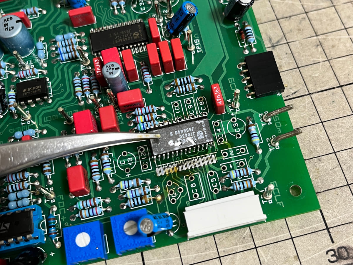 周辺部品を外し、はんだごて2本で両サイドのピンを加熱して基板から浮かせた