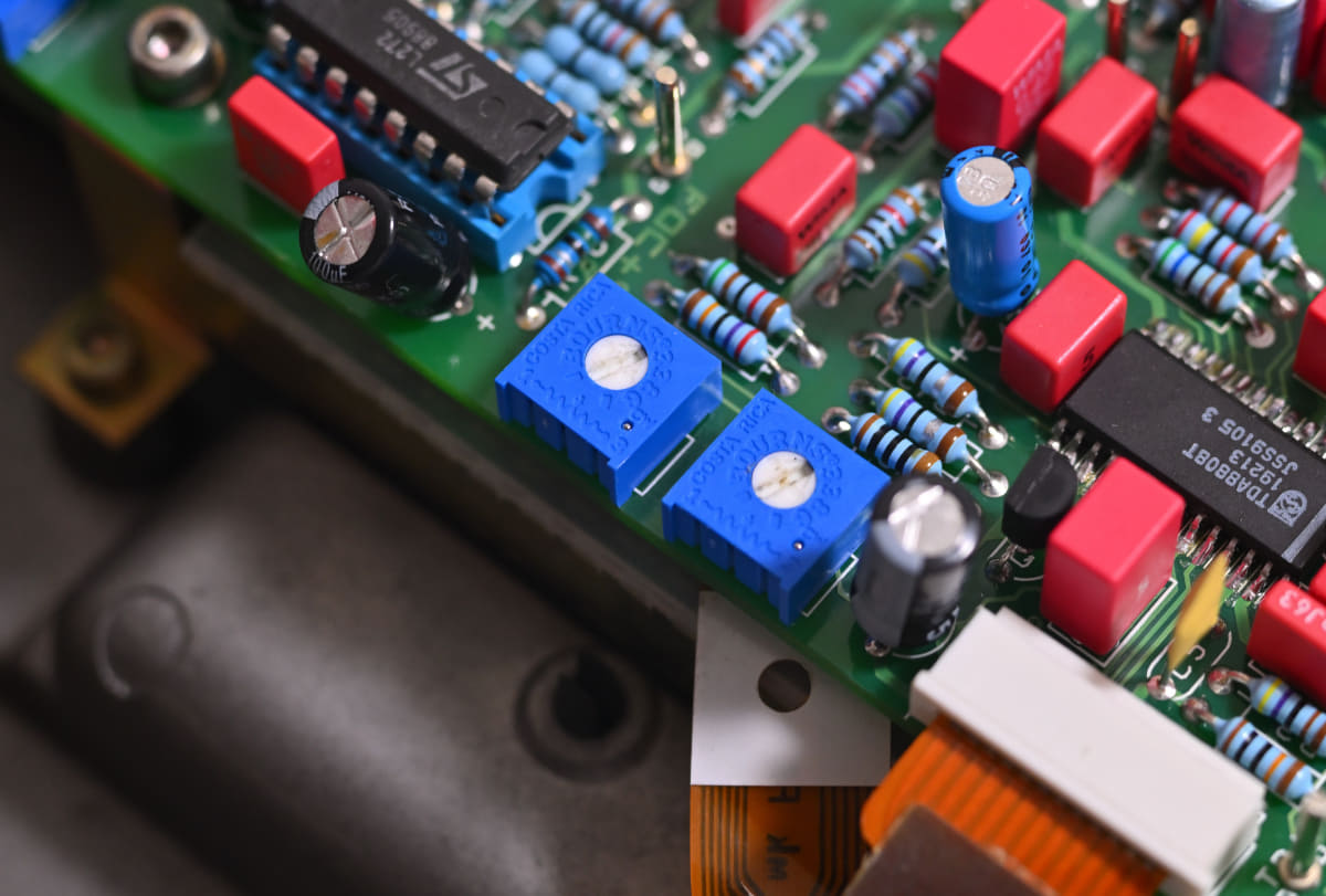 レーザー出力を調整する半固定抵抗