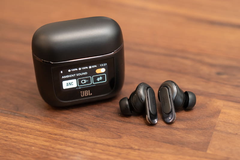 充電ケースにディスプレイを備えたワイヤレスイヤフォン「Tour Pro 3」