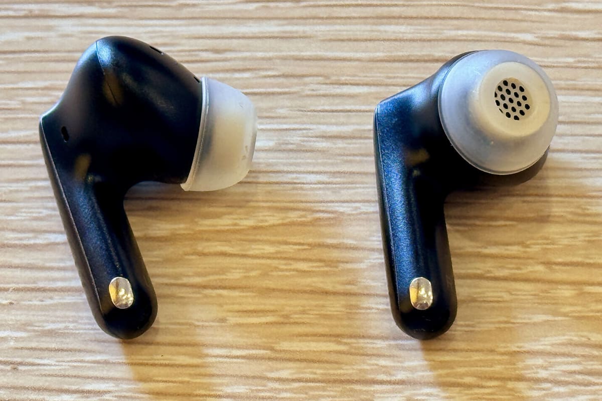 AZLA「SednaEarfit MAX」を装着したが、筐体前面のカーブに干渉してしまった