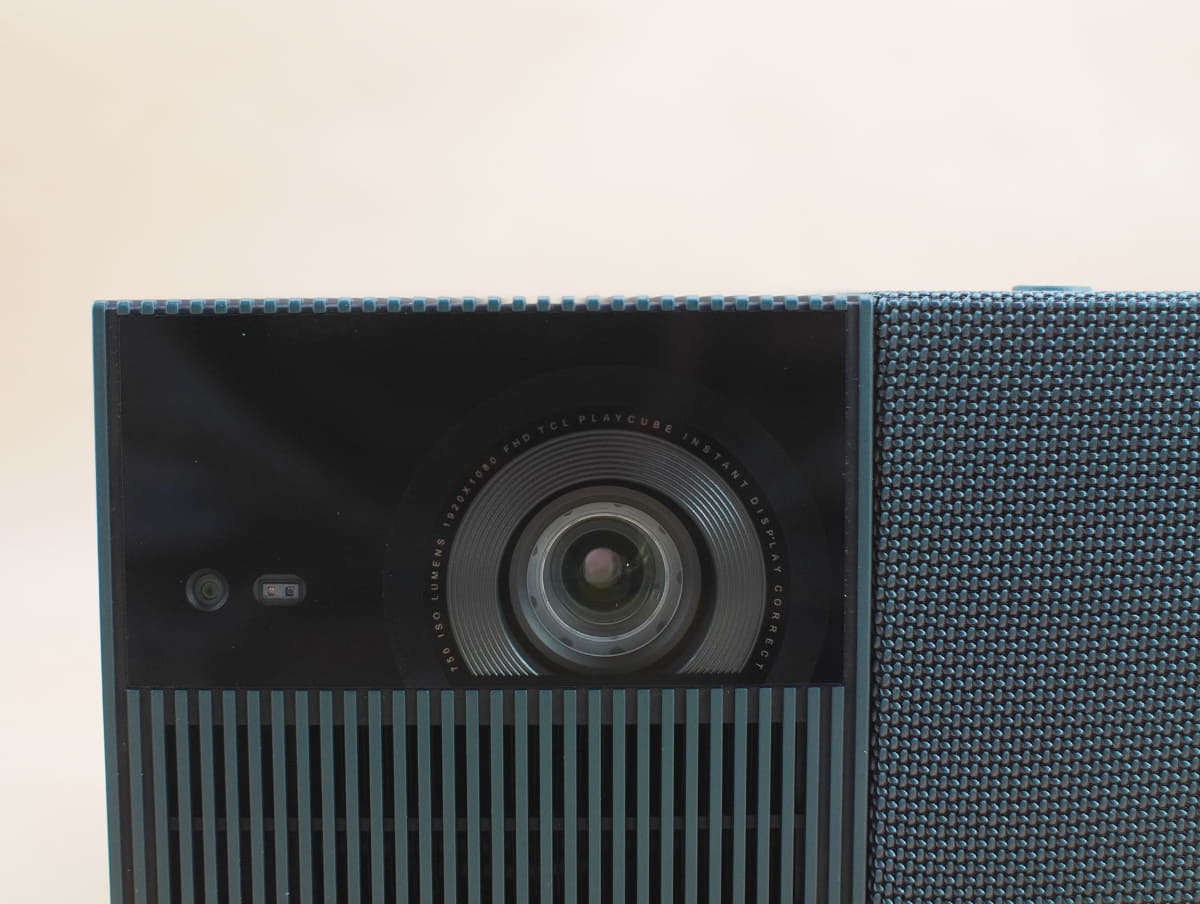 特注ガラスレンズ採用で輝度が高い光学部