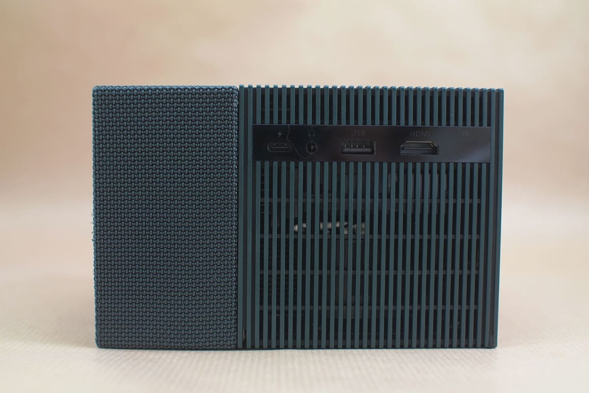 背面端子のレイアウトも綺麗にまとまっている