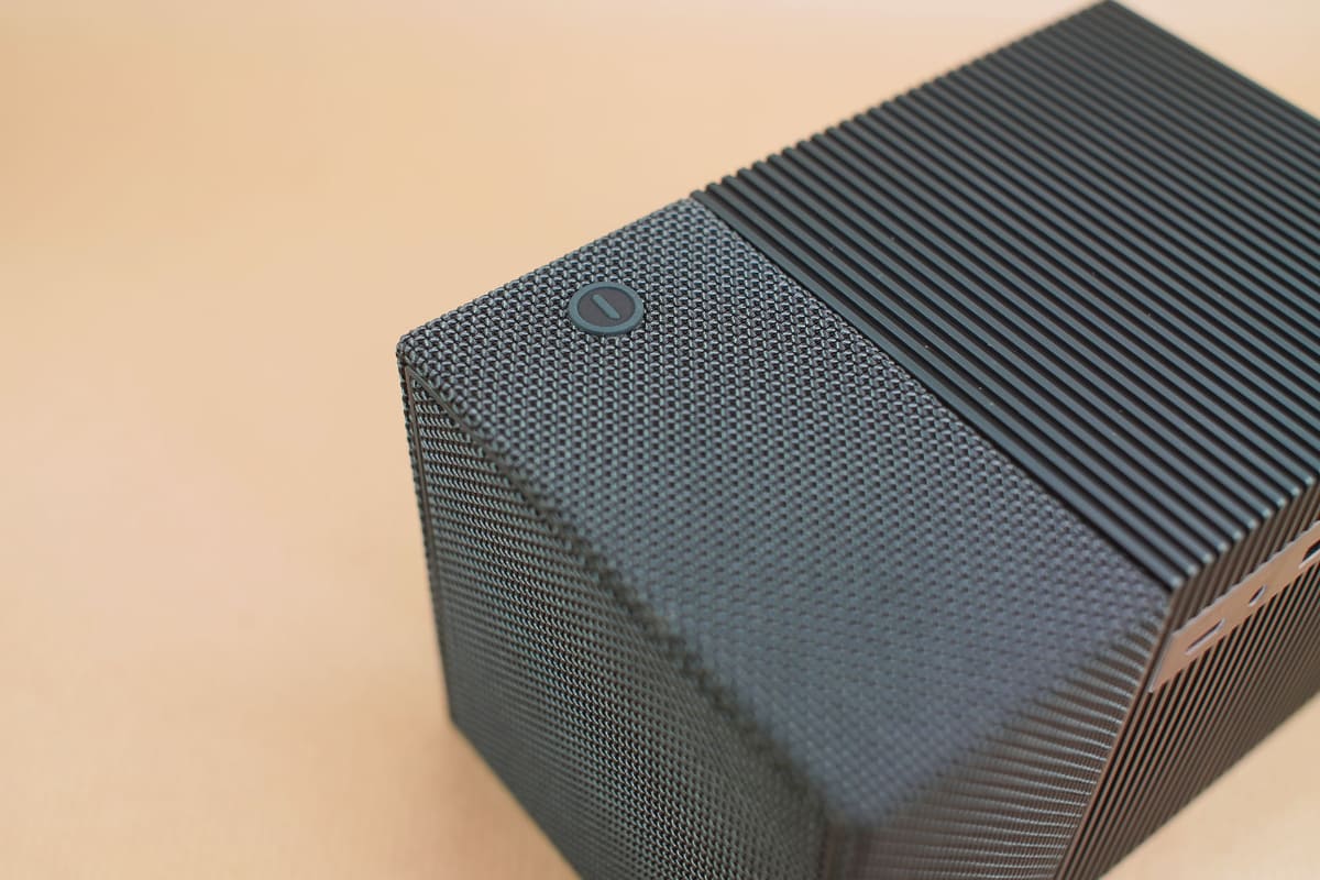 電源部上部にスピーカーがある