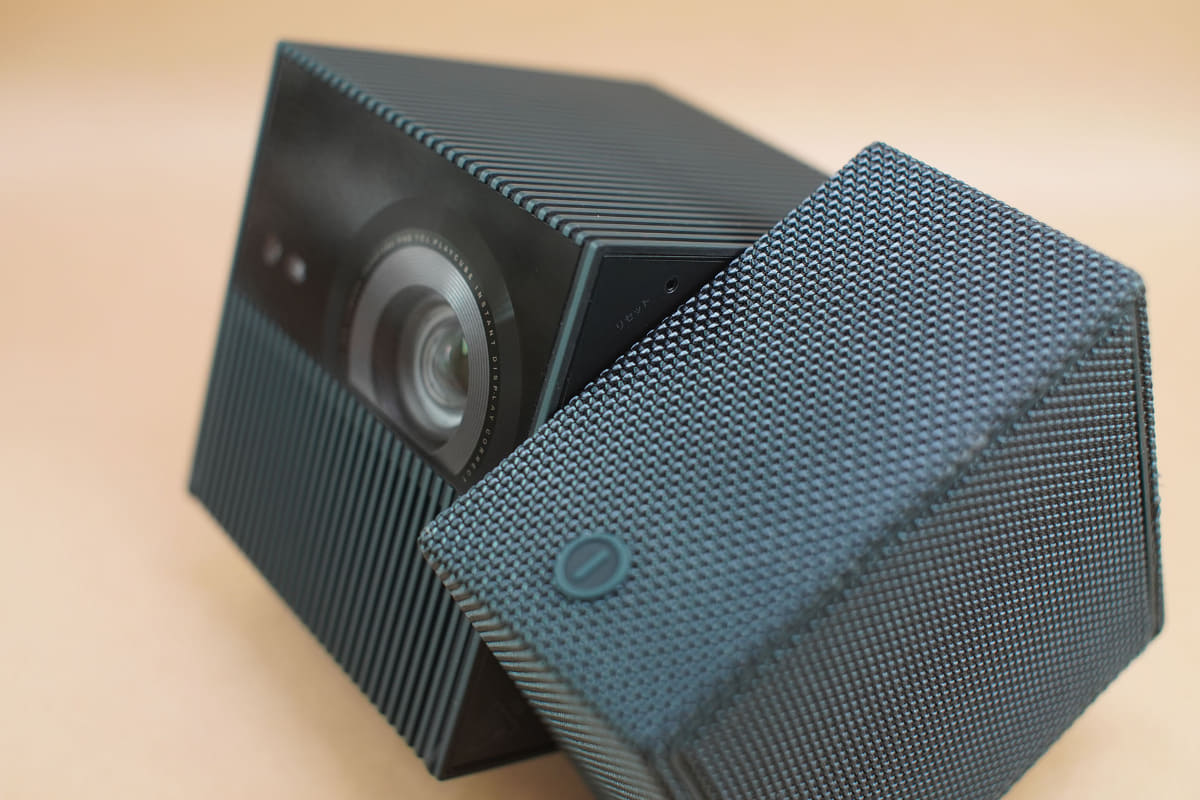 筐体をねじって上下角を決める