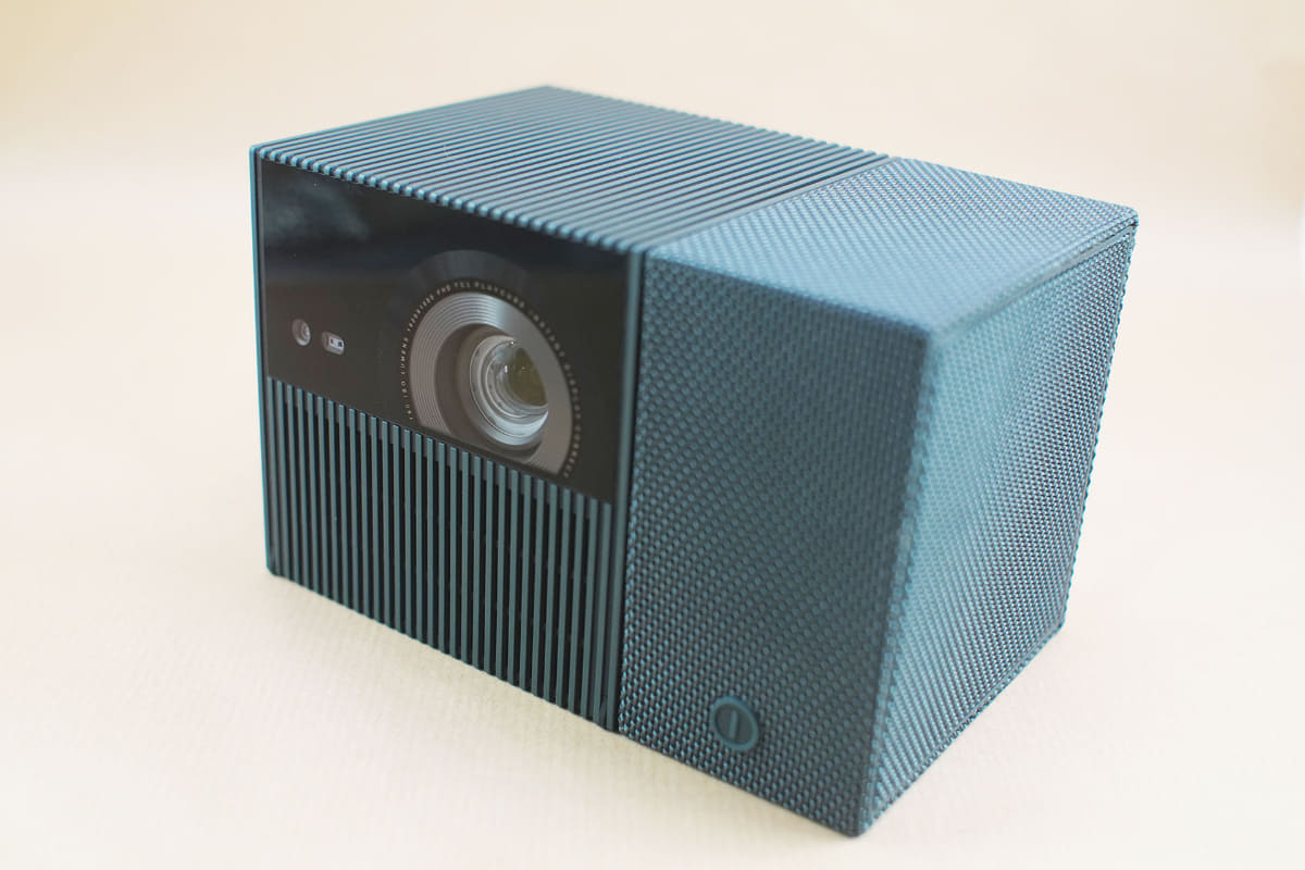 90度ねじって正面に向ければ、内蔵スピーカーが前を向く