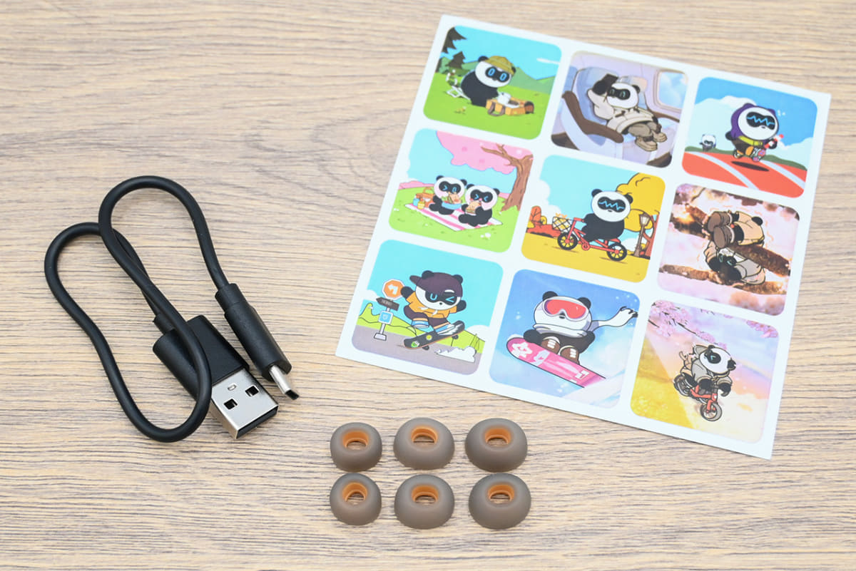 付属品として、イヤーチップ（S/M/L）、充電用USBケーブル、オリジナルキャラクター「ピーツくん」のステッカーが同梱される
