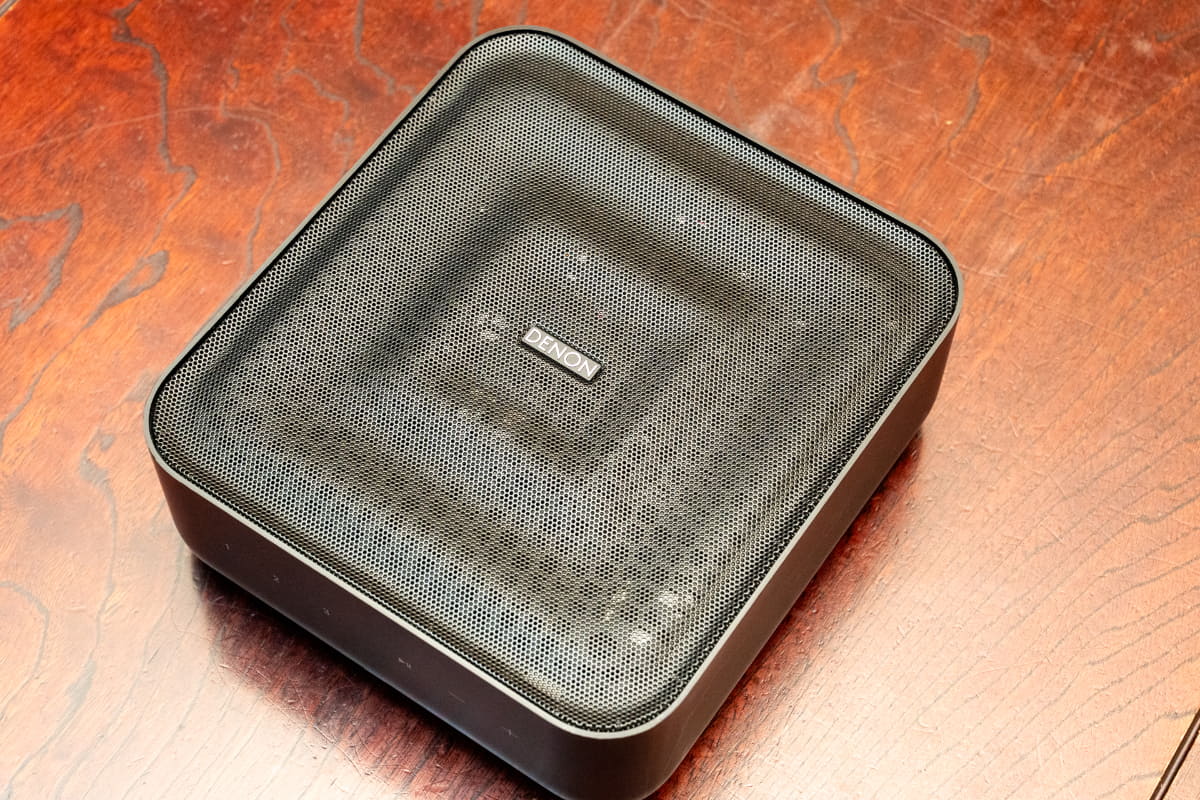 こちらは天面にロゴがある