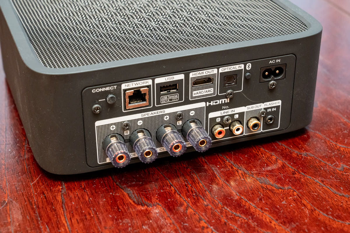 端子部。こちらはHDMIやUSBメモリからの再生用のUSB端子、LAN端子、サブウーファー出力も付いている
