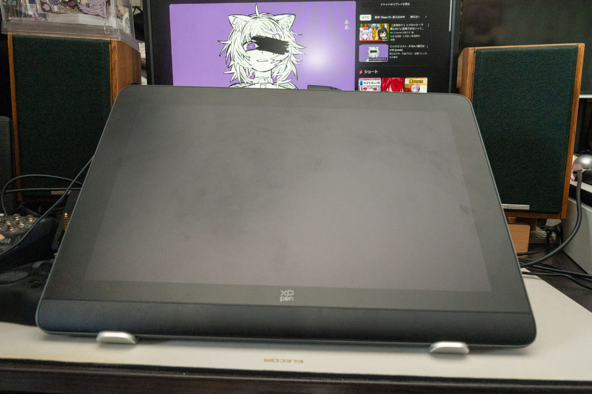 なお普段は手前に液晶タブレットがあるので、見栄えの点は全然影響しない。スピーカーの配置も一応液タブを考慮してセッティングしている