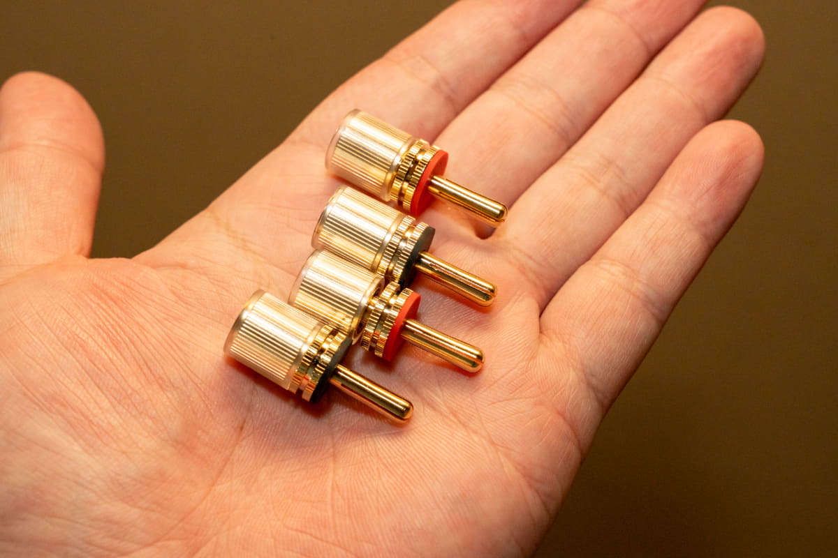 スピーカーケーブルを挟んで使えるバナナプラグが付属している