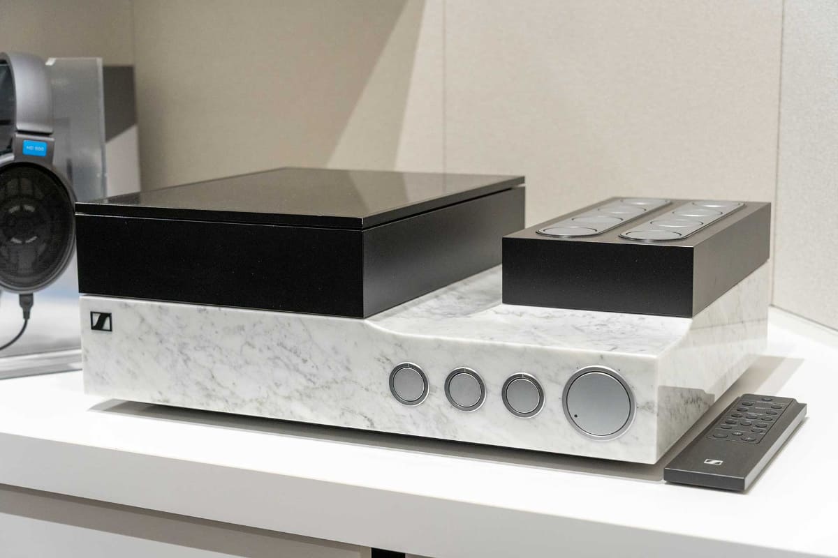 ゼンハイザーの真空管採用コンデンサ型ヘッドフォンシステム「HE 1」