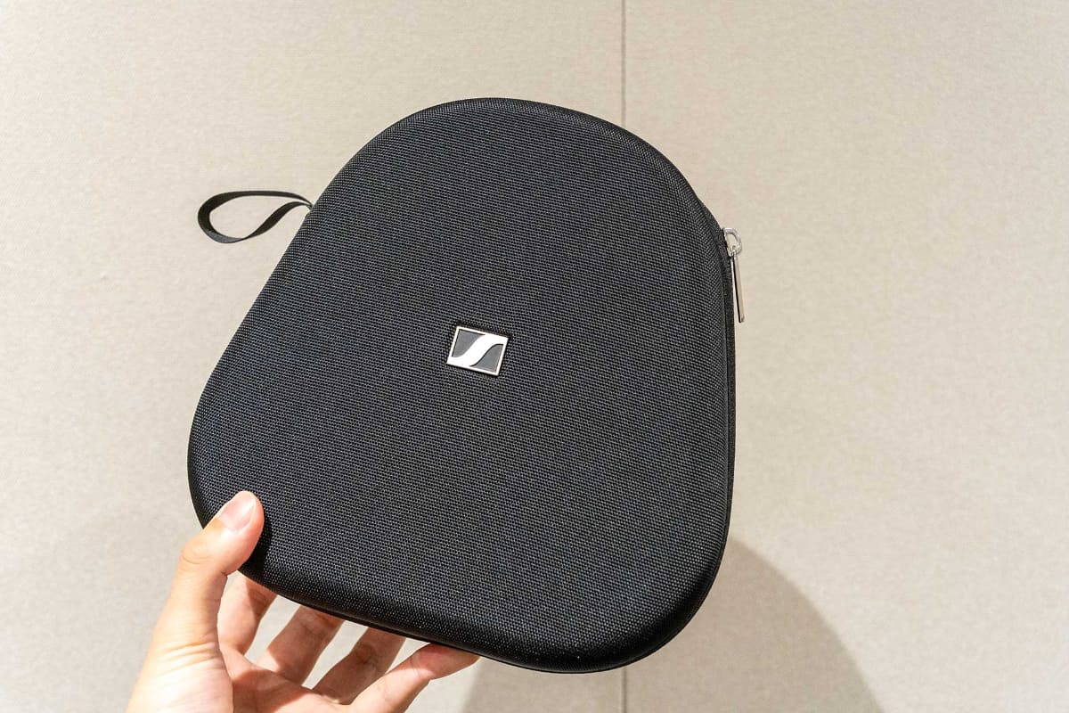 付属のキャリーケース。USB-Cドングルやケーブルなどをまとめて収納できる