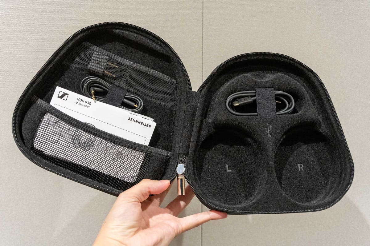 付属のキャリーケース。USB-Cドングルやケーブルなどをまとめて収納できる