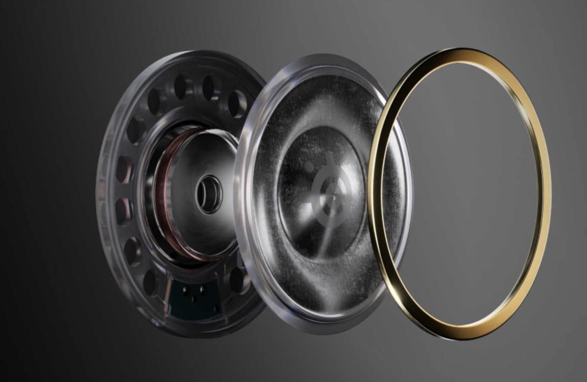 独自ドライバーのモックアップ。振動板にカーボンファイバー、フレーム部に真鍮を採用している