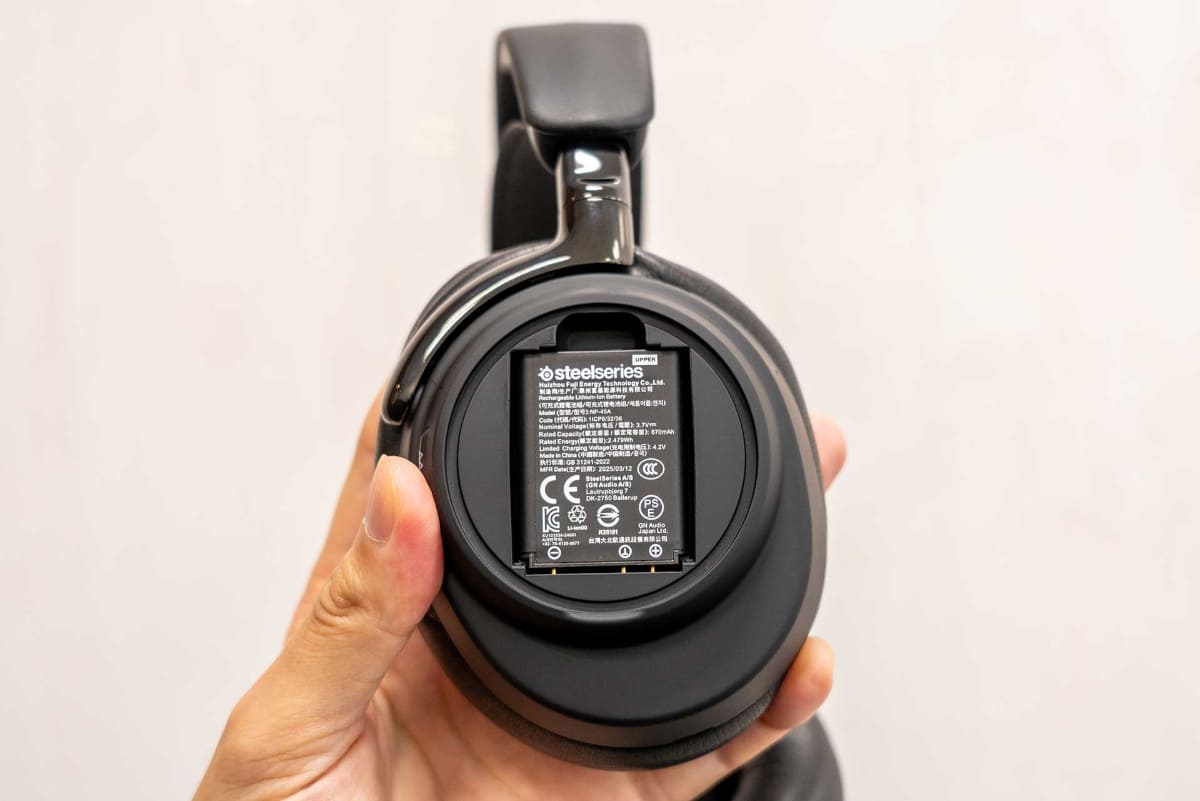 ヘッドセット右ハウジングに着脱可能なバッテリーを搭載