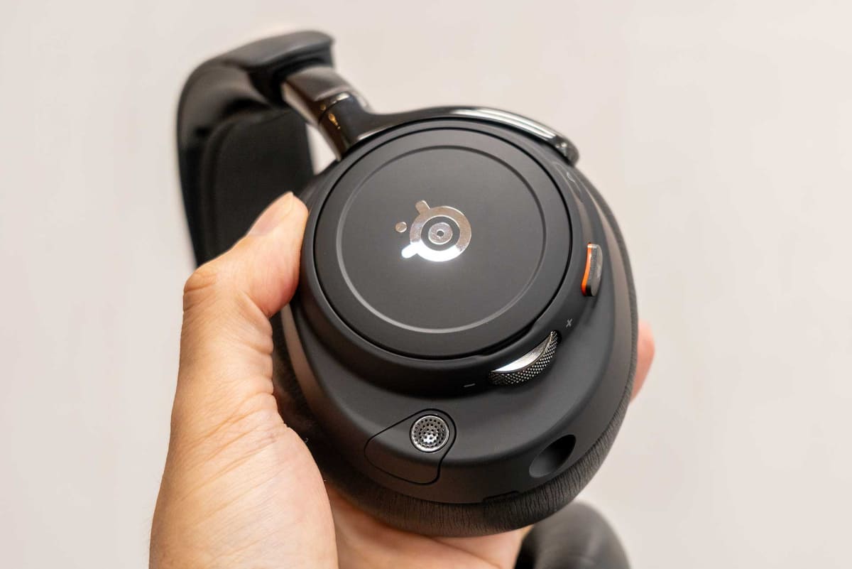 左ハウジングにボリュームダイヤルやミュートボタン、電源ボタン、有線接続用ポートなどを備える