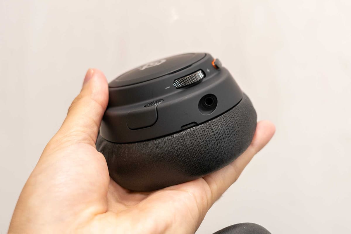 左ハウジングにボリュームダイヤルやミュートボタン、電源ボタン、有線接続用ポートなどを備える