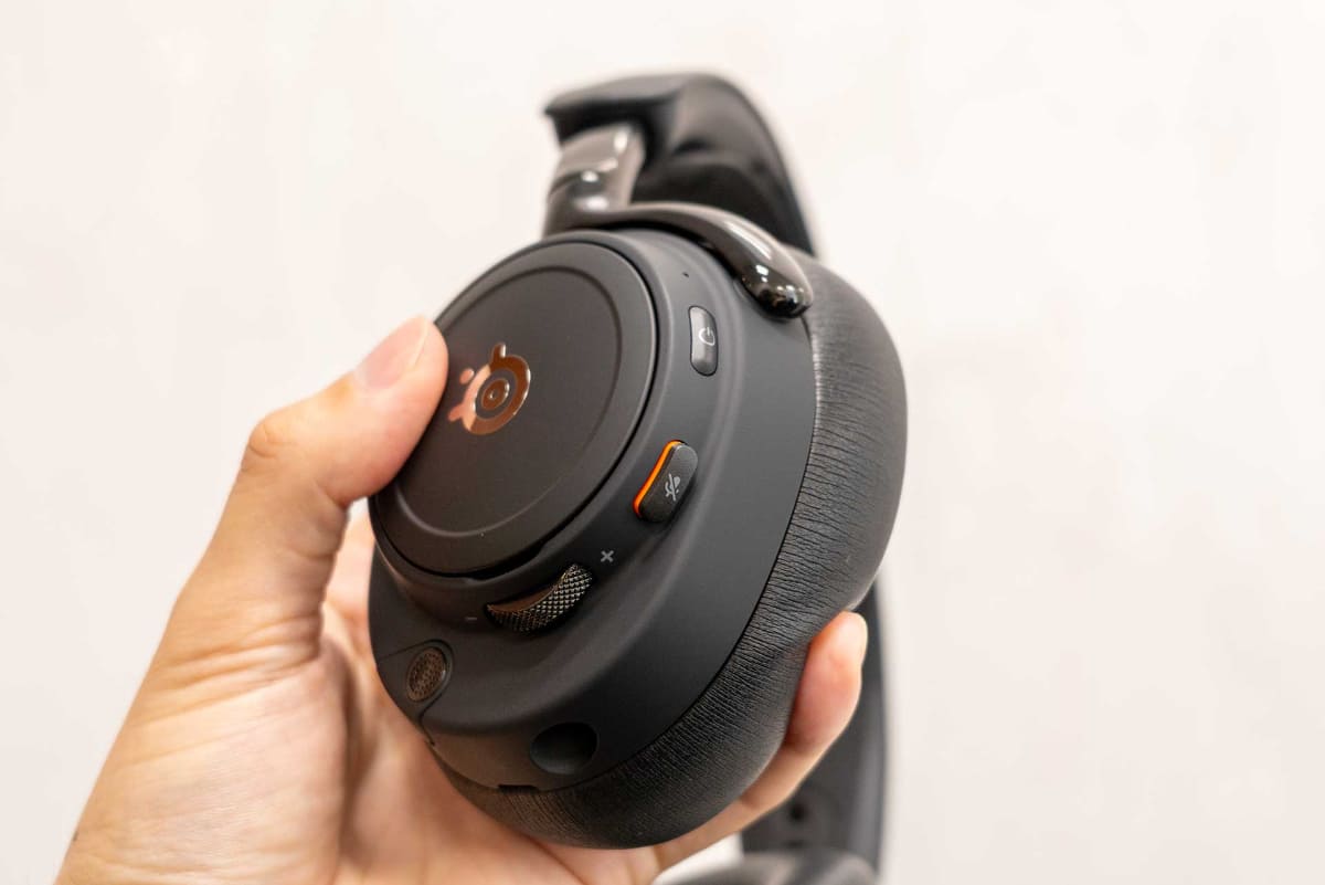 左ハウジングにボリュームダイヤルやミュートボタン、電源ボタン、有線接続用ポートなどを備える