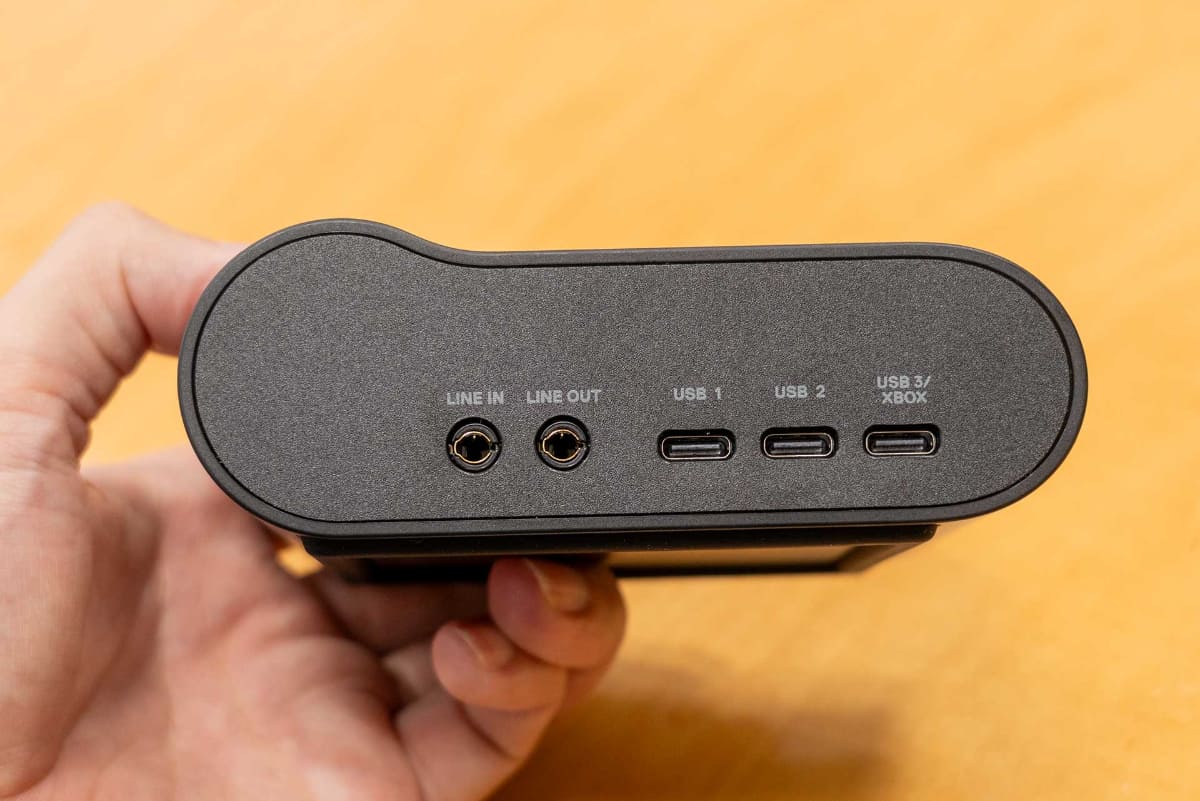 GameHub背面。USB-C×3とライン入出力を搭載。USB 3はXboxとの接続にも利用可能