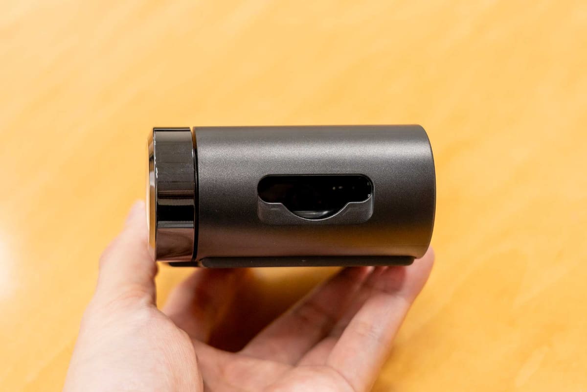 側面にはバッテリー充電スロットを搭載。ヘッドセットのバッテリーを充電できる。GameHub自体はUSB-Cからの給電で動作する