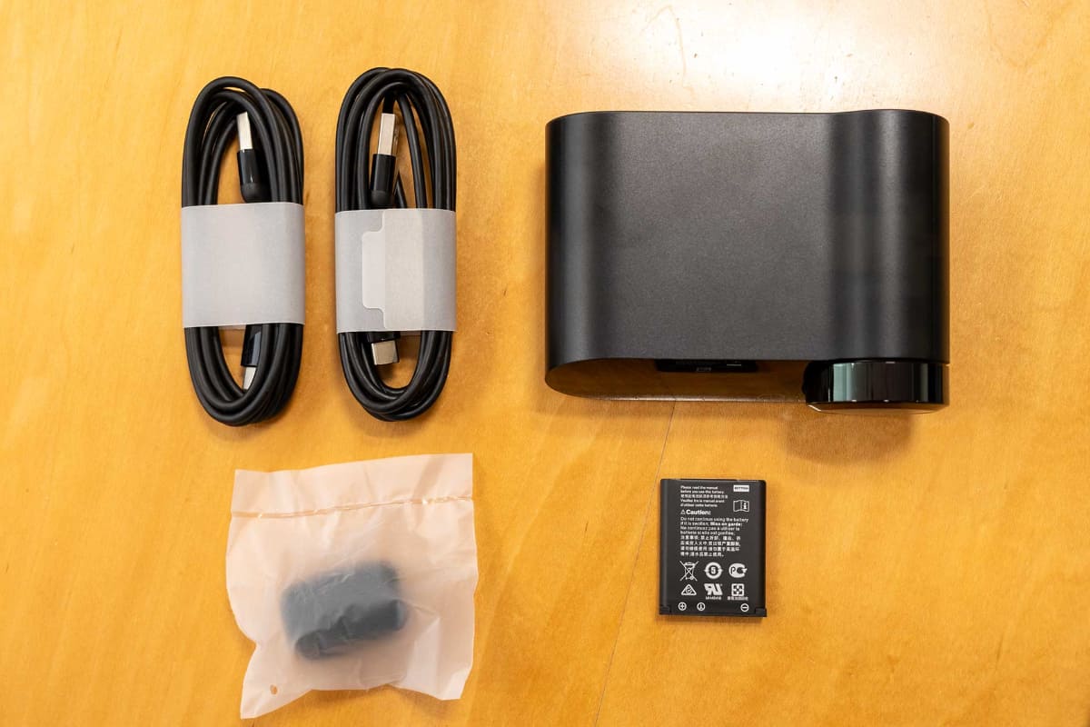 USB-C to Aケーブル×2本や予備バッテリー、3.5mmオーディオケーブル、マイク用ポップフィルターなどが付属する