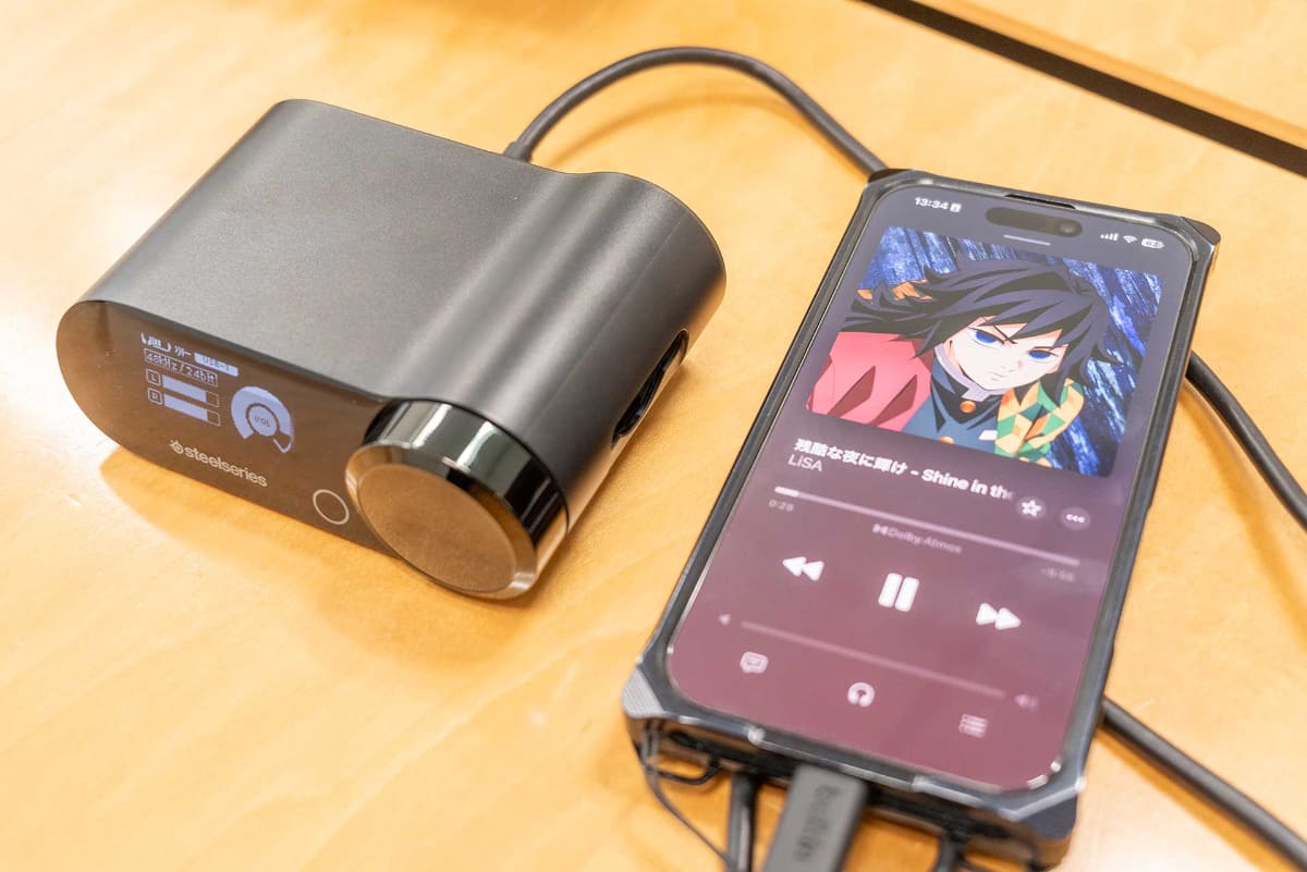 iPhoneと接続しても使用できる。このGameHubはObsidianに同梱されるもの