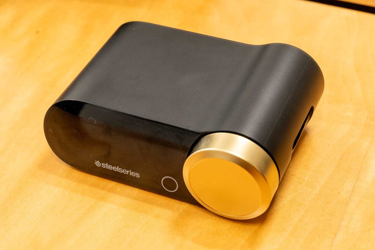 付属のGameHub。ヘッドセットのカラーにより、ノブの仕上げ色が異なる。画像はSage＆Goldのもの